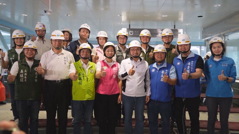 《圖說》三鶯線貴賓合影。〈捷運局提供〉