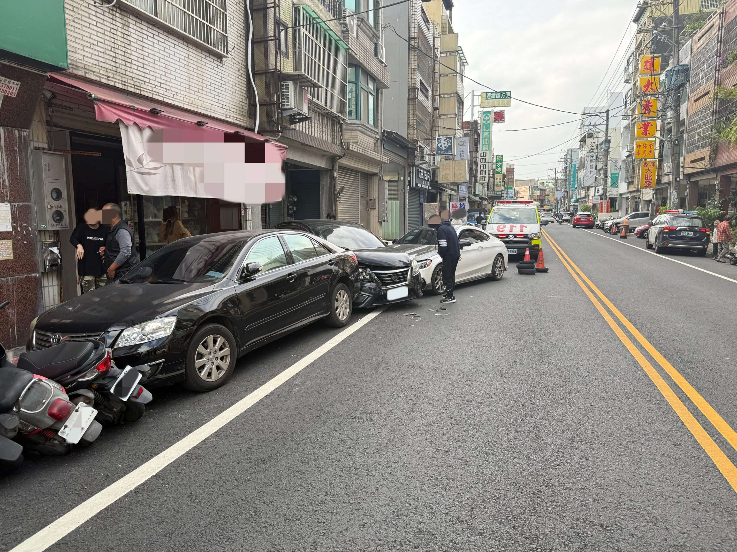 【有片】驚悚!中壢婦車停路邊放東西遭猛撞 腿部慘遭輾壓 5454gwqw 2 scaled