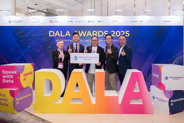 (左起) DALA Awards 2025 Enabler（服務供應商）組別總冠軍 Lenovo PCCW Solutions、SME（中小企）組別總冠軍e-banner Limited、數據及人工智能素養協會創會主席湛家揚博士、個人組別總冠軍Tat Lee，及企業組別總冠軍MTR Corporation Limited