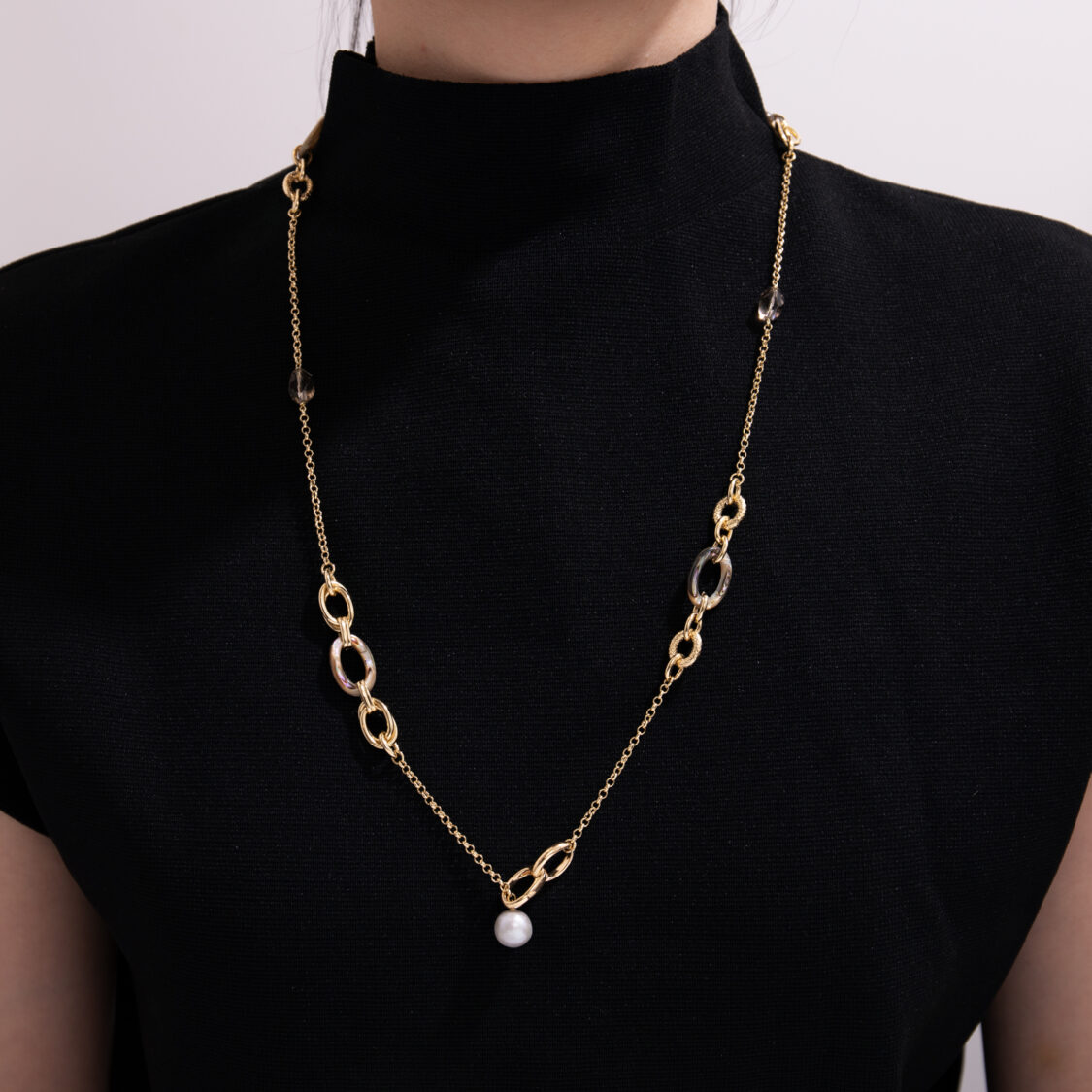 OLIVIA YAO JEWELLERY 推出 2025 秋冬系列!Sense of Place:安放心靈的私密場域! OLIVIA YAO JEWELLERY秉持 Never settle for less.,以金工捕捉時間的痕跡,將感知融入日常。(圖/OLIVIA YAO JEWELLERY提供)