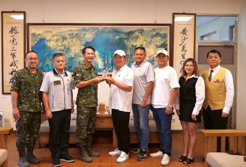《圖說》蘭指部指揮官許政輝回贈紀念品。〈宏鎰集團提供〉