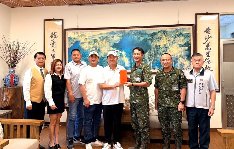 《圖說》宏鎰集團林以勝董事長致贈陸軍蘭陽地區指揮部慰問金,由蘭指部指揮官許政輝代表受贈,左一宏鎰集團尹華忠經理、右一宜蘭軍服站長何中南。〈宏鎰集團提供〉
