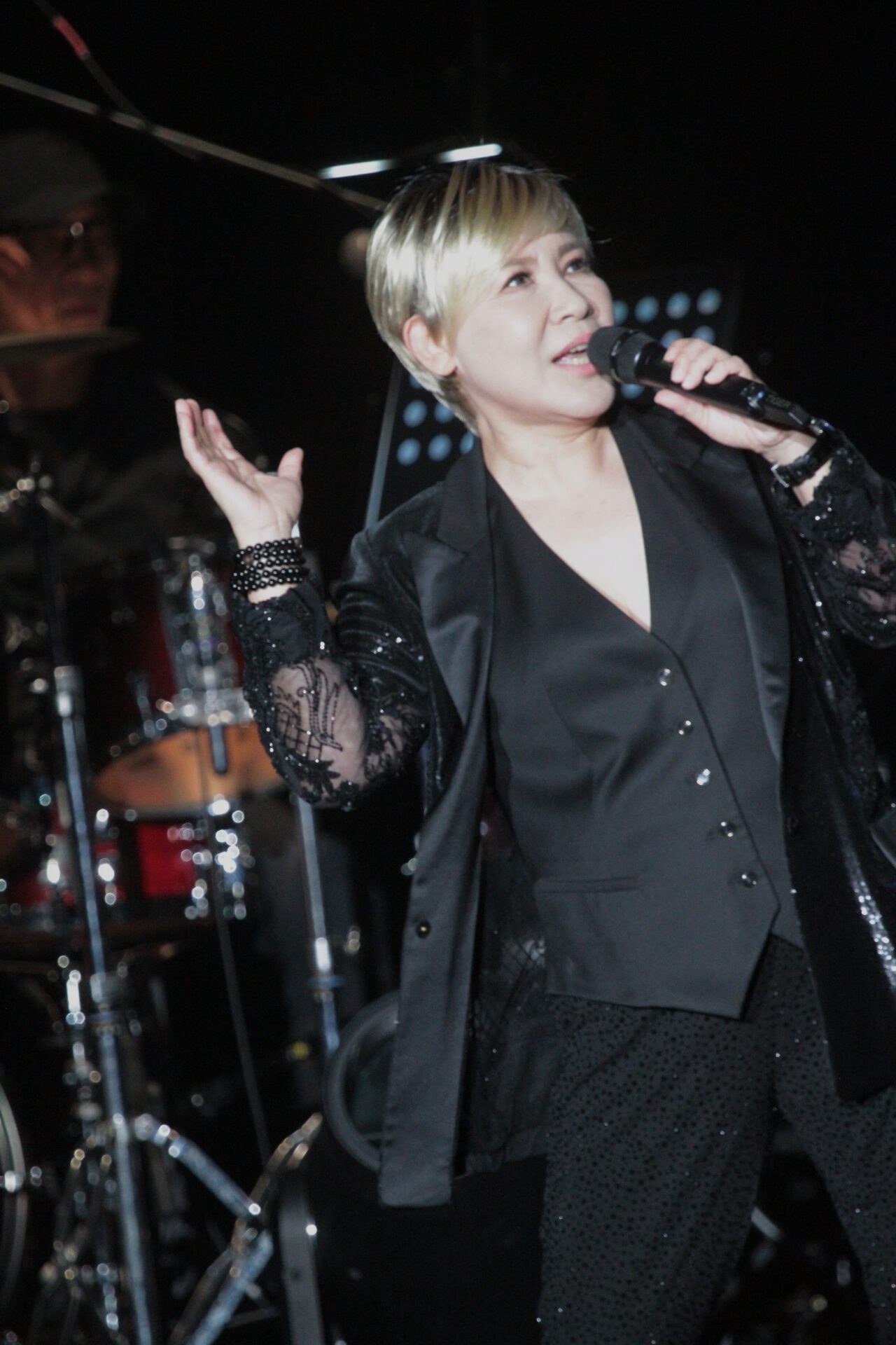 黃小琥台中場大腿舞與全民共舞 開場燈十次只為看清觀眾臉 黃小琥台中場大腿舞與全民共舞 開場燈十次只為看清觀眾臉