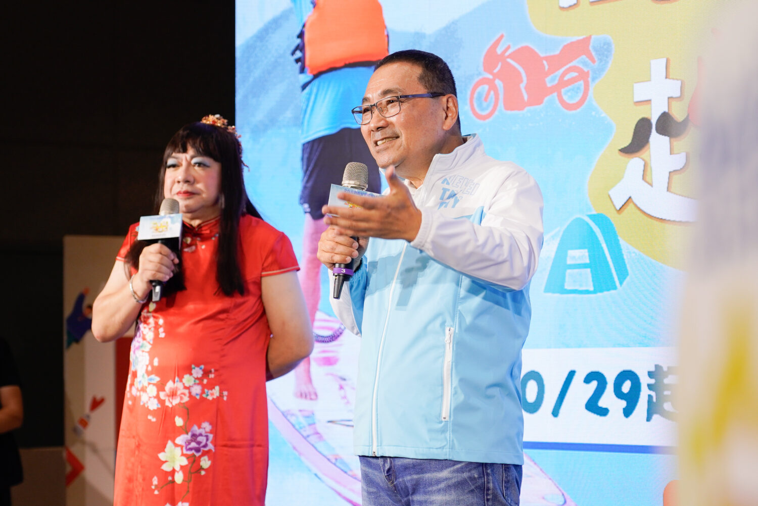 全台首創銀髮實境秀《高年級超進化》 油雞阿桑「董月花」體力尬輸樂齡阿罵 新北市長侯友宜(右)新北打造全銀髮實境秀,特邀「董月花」主持,帶著藝人朋友與新北長輩上山下海,極限挑戰。(圖/新北市政府社會局 提供)