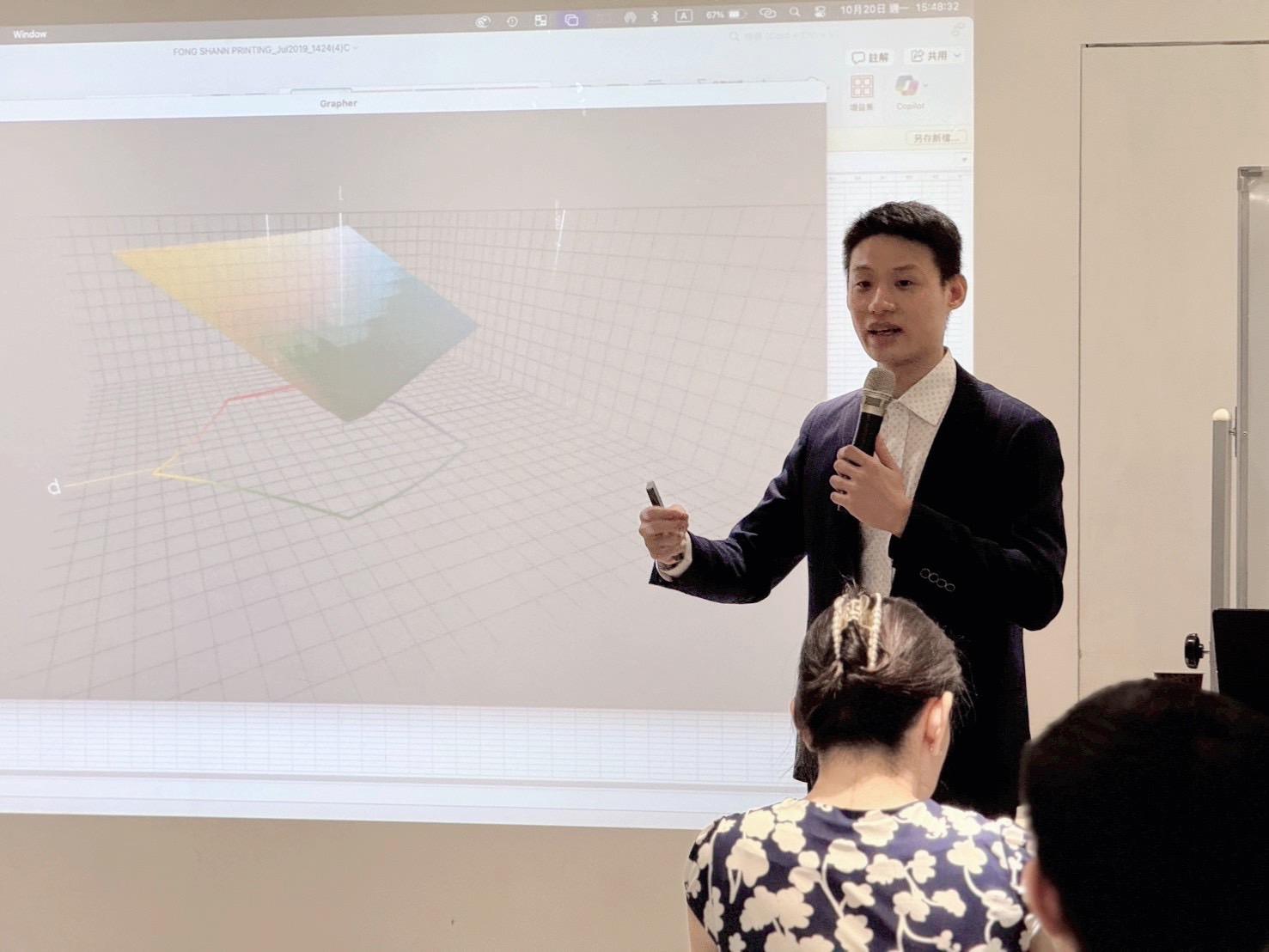 東煦色研所創辦人卓訓群於論壇現場講解AI如何應用於色彩數據化管理，吸引眾多印刷業者關注色彩標準化議題。（圖／記者林照東攝）