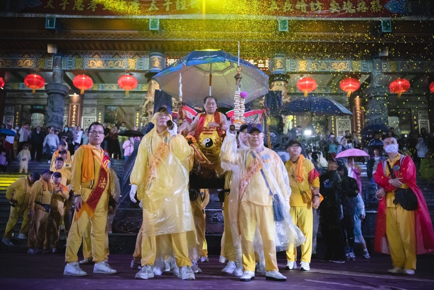 風雨吹不散信眾 桃園護國宮「五夜暗訪」遶境圓滿回鑾 桃園護國宮太子爺「五夜暗訪」風雨中回鑾,太子爺在閱兵台上陣頭一一參禮,頭家們和貴賓扛著釘椅恭迎聖駕。(圖/桃園護國宮提供)