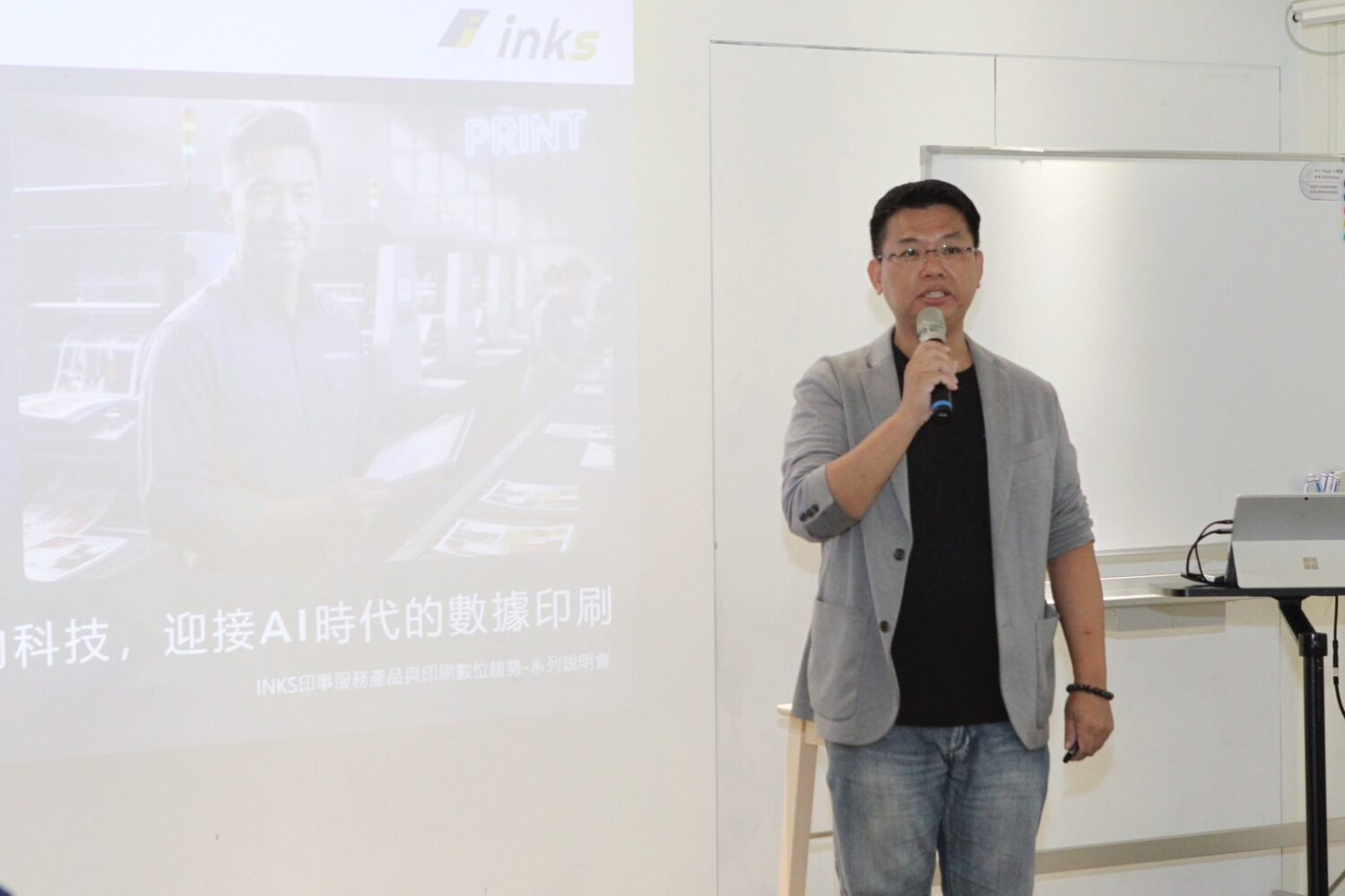 印事科技共同創辦人吳瑞峰分享AI報價助理與智慧印刷管理平台應用，說明AI如何協助產業提升營運效率與永續發展。（圖／記者林照東攝）