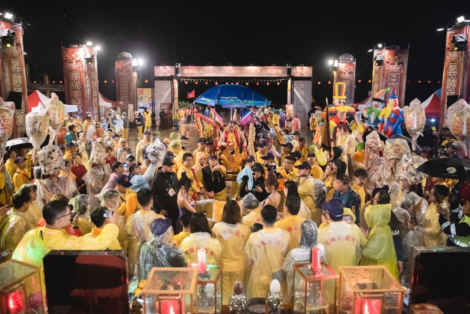 風雨吹不散信眾 桃園護國宮「五夜暗訪」遶境圓滿回鑾 值東正爐主紅毯迎駕儀式,所有陣頭參禮後再入廟,太子爺釘椅神轎緩緩入廟,夜巡完美落幕。(圖/桃園護國宮提供)