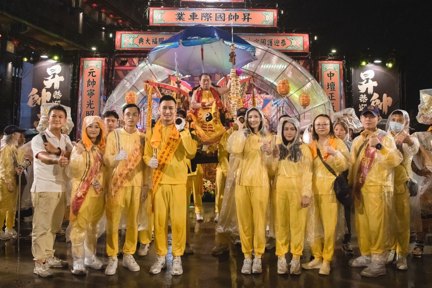 風雨吹不散信眾 桃園護國宮「五夜暗訪」遶境圓滿回鑾 爐主壇陳冠樺率領一家三代與公司夥伴接駕。(圖/桃園護國宮提供)