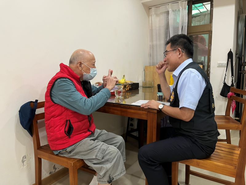 《圖說》臺北市榮服處長黃信仁訪視關懷陳振生伯伯。〈臺北市榮服處提供〉