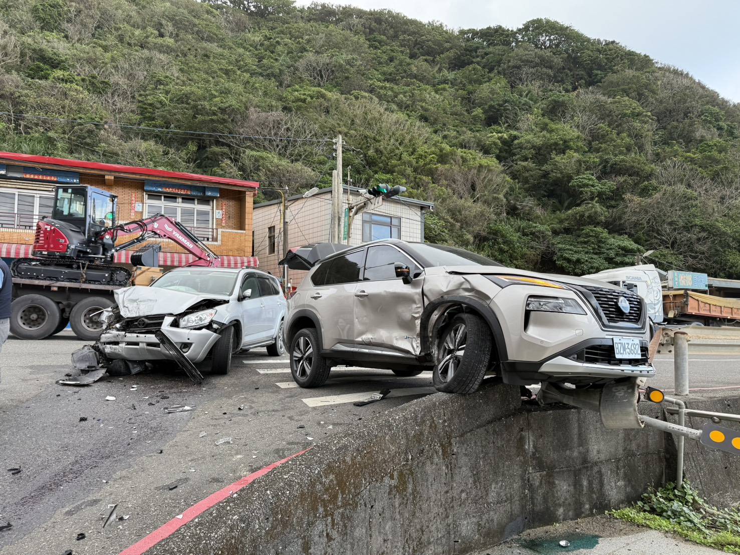 新北市貢寮區台2線龍洞街口，今(24)日下午13時許發生1起對撞車禍。