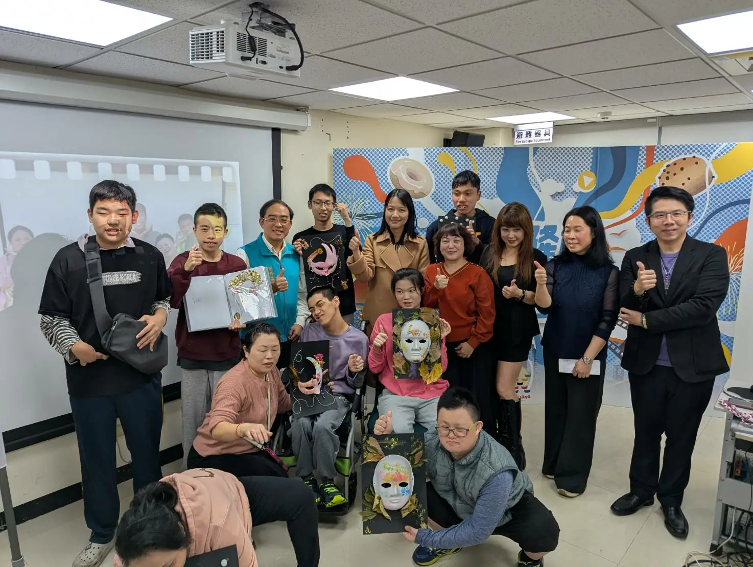 為增進特教生職能教育之多元發展,基隆市今日(9日)於崇右影藝科技大學,舉辦114年度希望學苑「手工餅乾班成果展暨彩妝基礎班開課記者會」,展現身心障礙學生多元學習的亮眼成果與全新課程的活力。