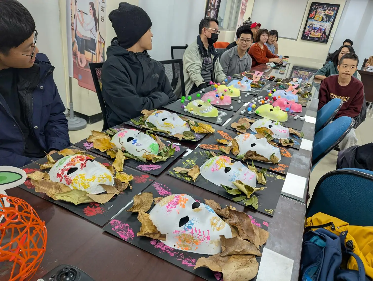 希望學苑今年持續拓展課程,再推出全新「彩妝基礎班」,於11月初正式開課,為期6週,共7名學員一同參與,課程由崇右影藝科技大學時尚造型設計系劉櫻珍老師授課,內容包含五官觀察、色彩設計、假皮創作、拓印彩妝到真人實作等,並引導學生在創作中提升手部協調、觀察力與美感素養。