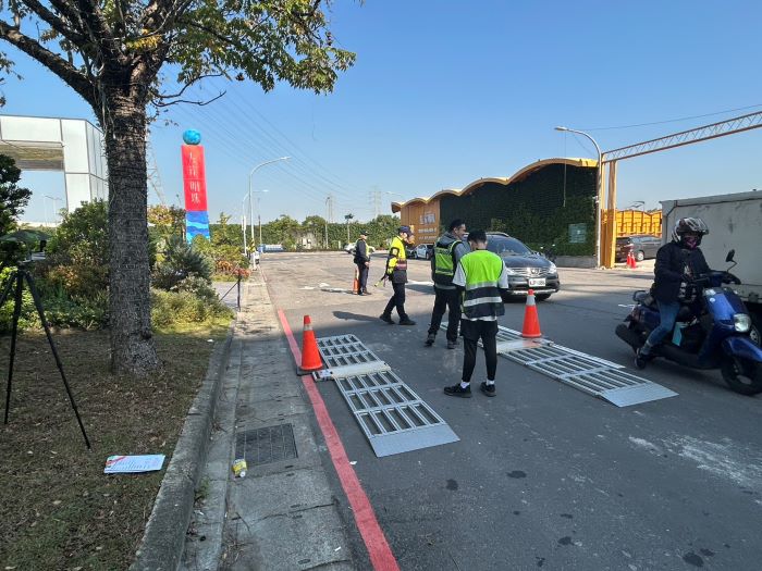 《圖說》中和警期透過執法方式,促使大型車駕駛遵守道路交通法規,以維護用路人安全。〈中和分局提供〉