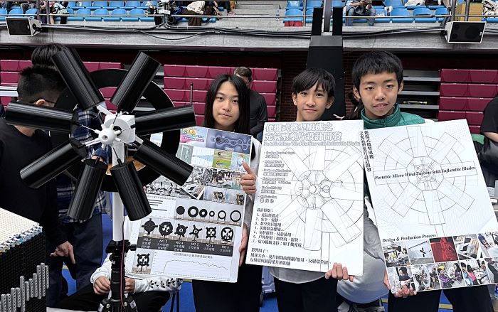 《圖說》土城國中李允芸(左)、黃振軒(右)、薛庭任(中)同學對科學研究很有興趣，設計「便攜式充氣型葉片微型風機」作品，榮獲銅牌殊榮。〈教育局提供〉