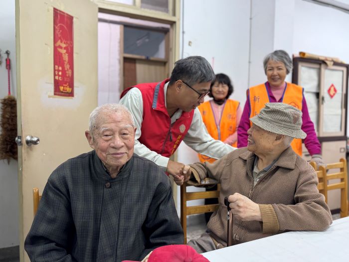 《圖說》李毓錫副處長(中)逐一向榮民前輩致意，並向長輩們拜年，預祝新年快樂。〈新北榮服處提供〉
