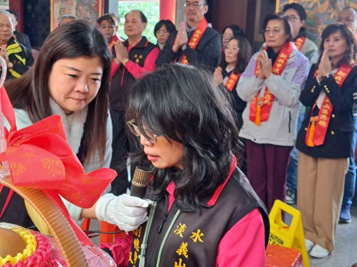 《圖說》詹淑媚在捐贈時恭讀疏文，感念父母的養育之恩以及尪公祖的庇佑。〈社會局提供〉