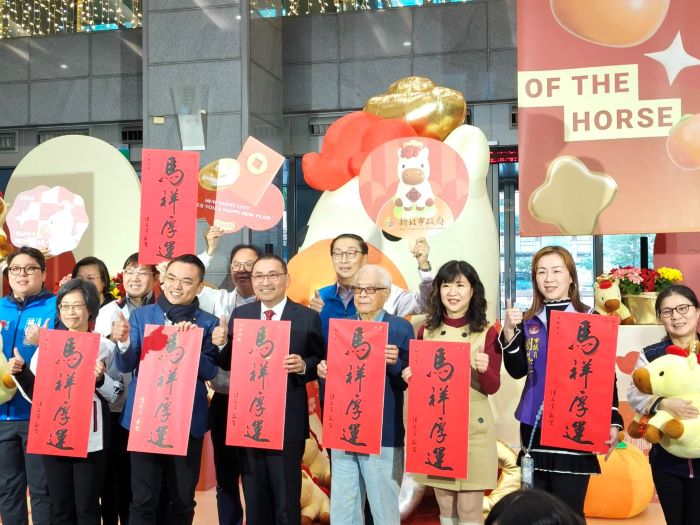 《圖說》市長侯友宜今日發布全新設計的「馬祥厚運」春聯,並同步亮相「馬上賺錢」新春福袋記者會合影。〈記者葉柏成攝〉