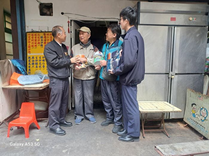 《圖說》徐木生關懷大同區年長榮民，致贈保暖物資及營養補給品二〈臺北市榮服處提供〉