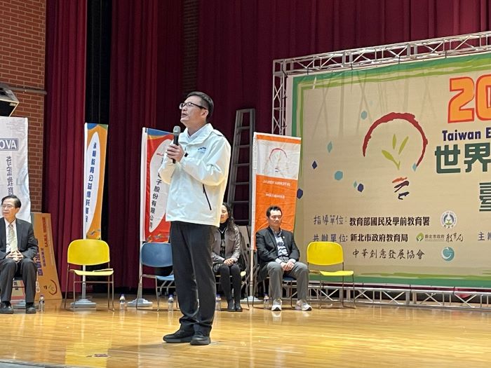 《圖說》新北市教育局張明文局長肯定青少年展現蓬勃的創造力與優異的科學素養，期許同學們透過科技實作回應全球趨勢，讓世界看見臺灣發明實力的絕佳機會。〈教育局提供〉