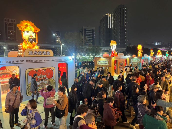 《圖說》燈會首次與宮廟合作推出「馬上開運」祈福列車，邀請神尊駐駕聯合賜福。〈民政局提供〉