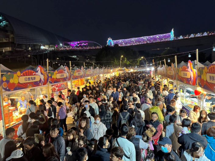 《圖說》新北燈會20日試營運以來至開幕短短3天，已吸引超過150萬人次湧入。〈民政局提供〉