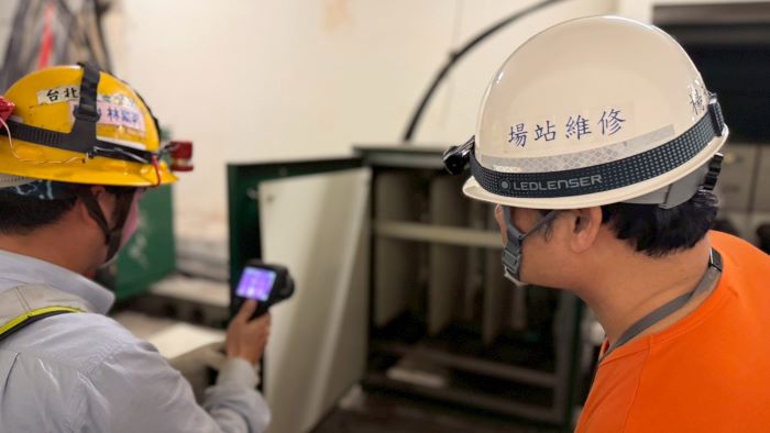 《圖說》北南區處與高鐵共同進行供電設備巡檢，確保春節期間高鐵系統穩定運行。〈北南區處提供〉