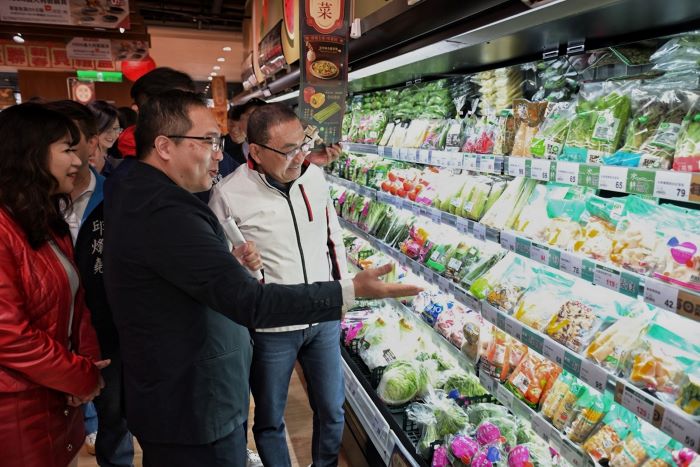 《圖說》侯友宜市長因應春節將至，到全聯福利中心，視察民生物資整備情形，並辦理衛生、消防等項目之聯合稽查。〈經發局提供〉