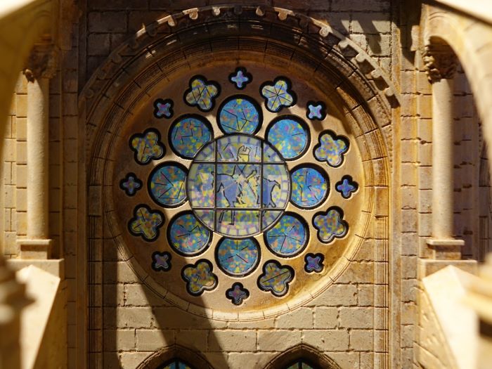 《圖說》世界宗教展示大廳建築模型的彩繪玻璃圖騰，仔細尋找騎士騎馬的身影。〈宗博館提供〉