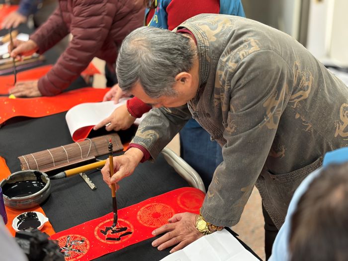 《圖說》揮毫迎新春！ 農曆新年將至，活動現場邀請書法名家親手書寫春聯。〈台電北西區處提供〉