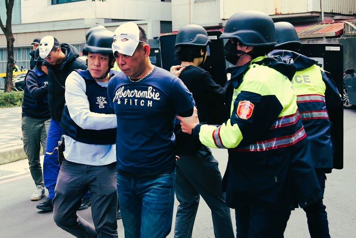 《圖說》警方以口袋戰術將歹徒困於封閉場域，並實施心戰喊話，最終棄械投降。〈海山分局提供〉