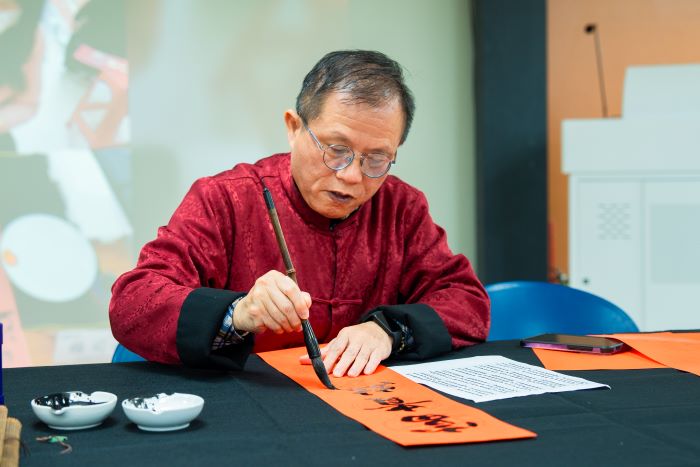 《圖說》麗林國小退休校長賴國忠，書齡逾三十年，筆力遒勁，擅長行草。〈林口區公所提供〉