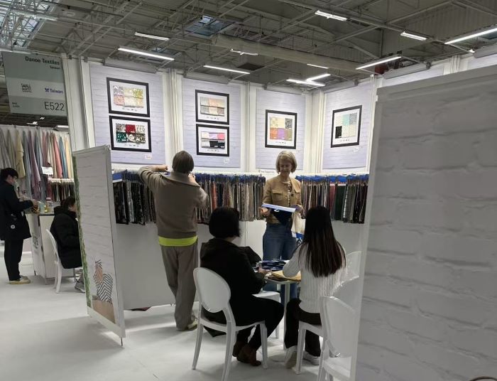 《圖說》丹瀧紡織公司於114年2月前往法國巴黎參加「Texworld巴黎成衣布料及輔料（春夏）博覽會」。〈經發局提供〉
