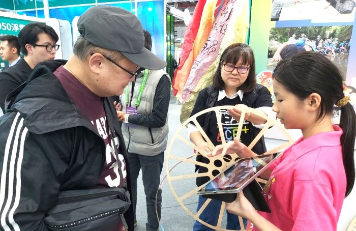 《圖說》於國家淨零城市展中，學生以燈架結構與影片解說永續天燈特色。〈教育局提供〉