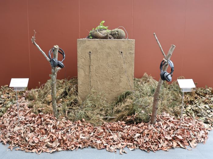 《圖說》《有光落下的季節》展場中真實落葉與超擬真陶瓷落葉混合堆放，虛實交錯的佈展手法增添自然氛圍。〈陶博館提供〉