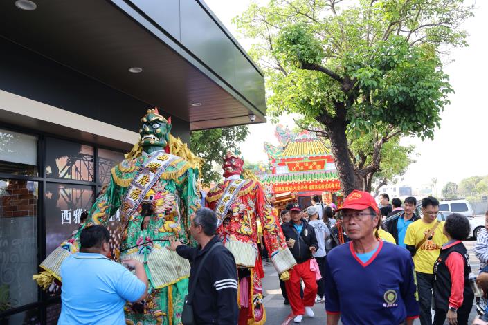 西螺廣福宮媽祖前往國道出巡，庇佑國道上往來車輛平安，保境安民。