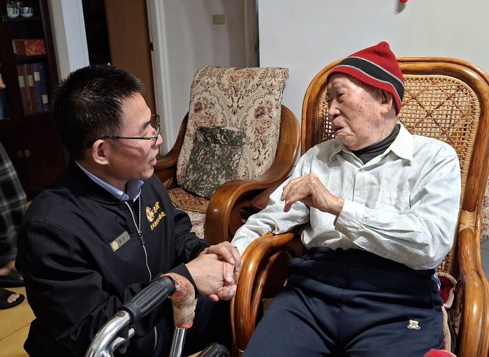 《圖說》97歲的李爺爺對榮服處協助申請輔具表達由衷感謝。〈臺北市榮服處提供〉
