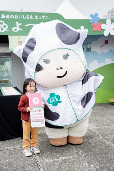 （超人氣吉祥物 Miruru 與現場小朋友近距離互動合影，成為活動亮點之一。/品牌提供）