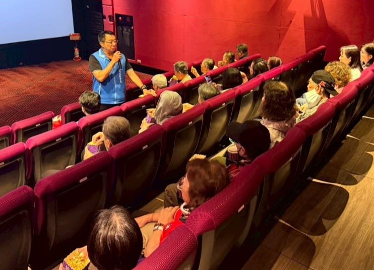 《圖說》方正處長主持「光影憶榮光．溫馨母愛」電影賞析活動致詞。〈基隆榮服處提供〉