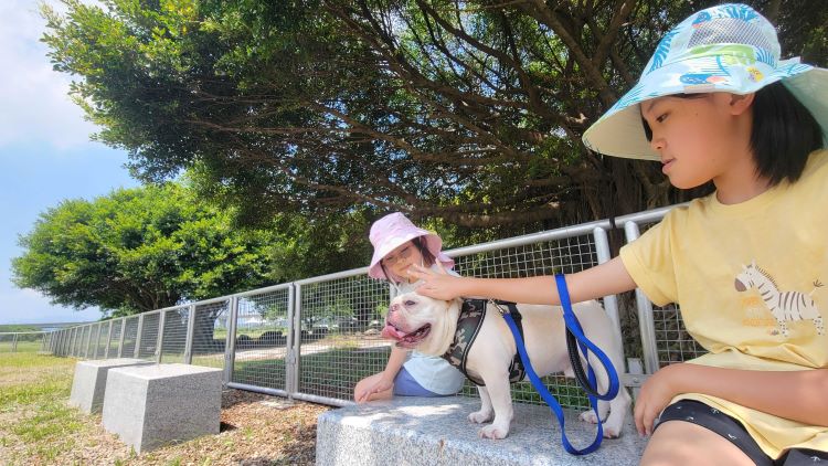 《圖說》民眾可於座椅區休憩乘涼。〈高灘處提供〉