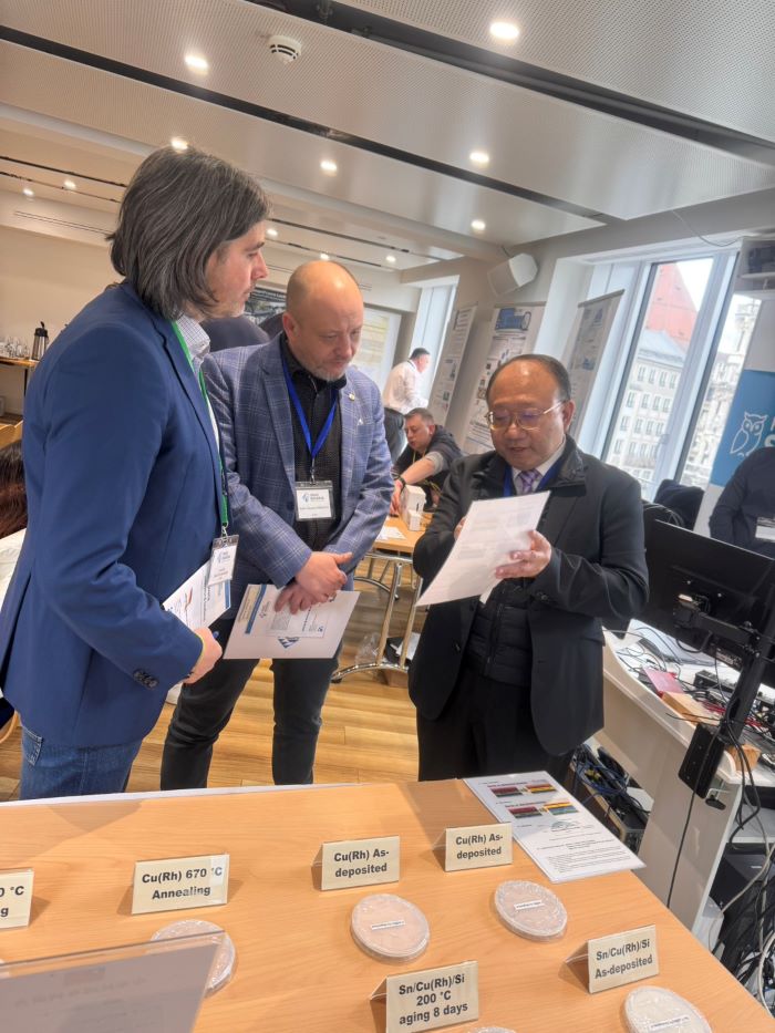 《圖說》林宗新副教授於展會現場與學者交流，展現研究實力與國際能見度。〈龍華科大提供〉