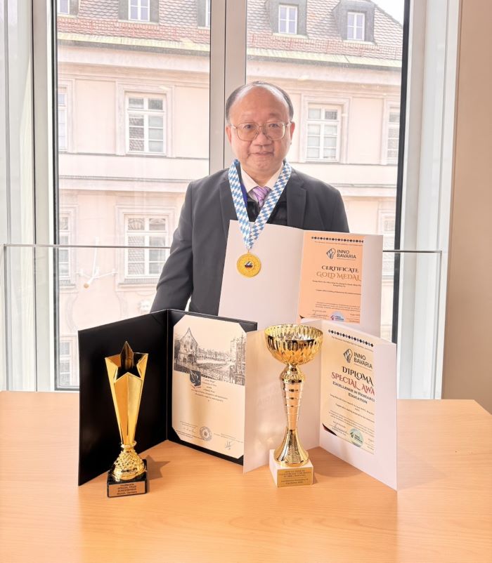 《圖說》林宗新副教授與獲頒之金牌及特別獎合影留念，成果亮眼。〈龍華科大提供〉