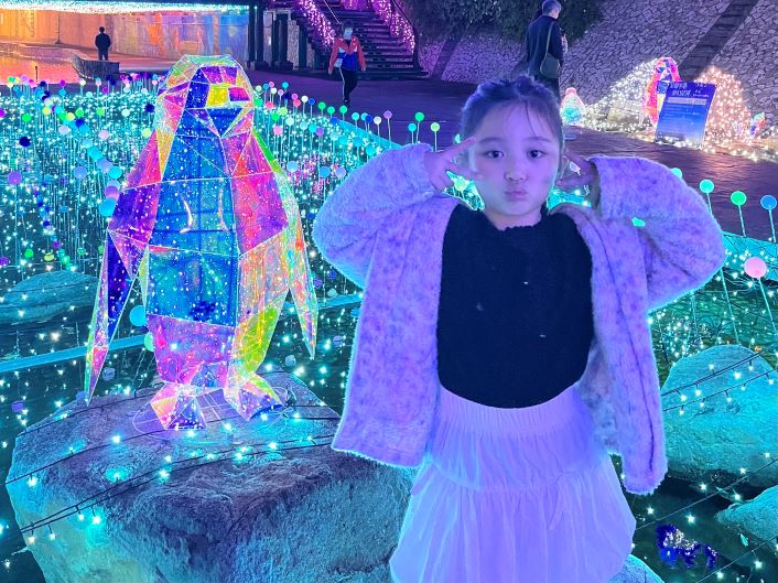 《圖說》光雕企鵝超吸睛，小女孩俏皮互動超療癒。〈水利局提供〉