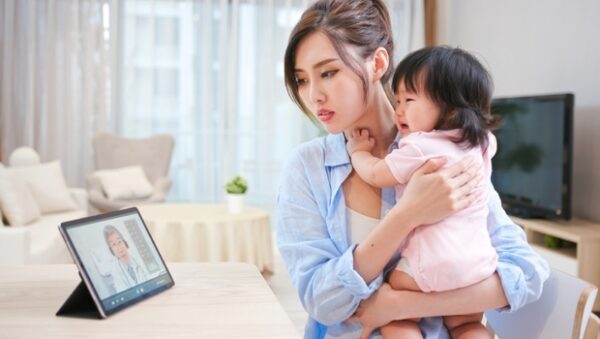 照護者頻繁接觸人群，可能在無症狀下成為肺炎鏈球菌傳播者，增加家中長幼感染風險。新冠疫情變化之際，醫師提醒不可忽略肺炎鏈球菌，兩者都可能導致重症風險。圖/良醫健康