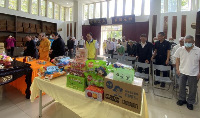 《圖說》法師主持祈福法會，祈願先賢英靈安息長存，並為現住長輩與員工祈福消災。〈板橋榮家提供〉
