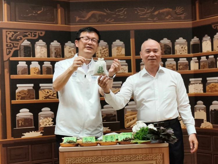 《圖說》將原本看似深奧的藥材知識轉化為生活化課程，讓民眾在實作中理解與應用，教育局長張明文與蔘藥行負責人邱錦章現場示範中藥防蚊包手作體驗。〈記者葉柏成攝〉