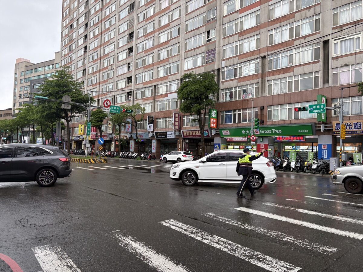 「醉」失控!中壢男酒後咆哮揮拳襲警 下秒慘被壓制在地 S 23650407