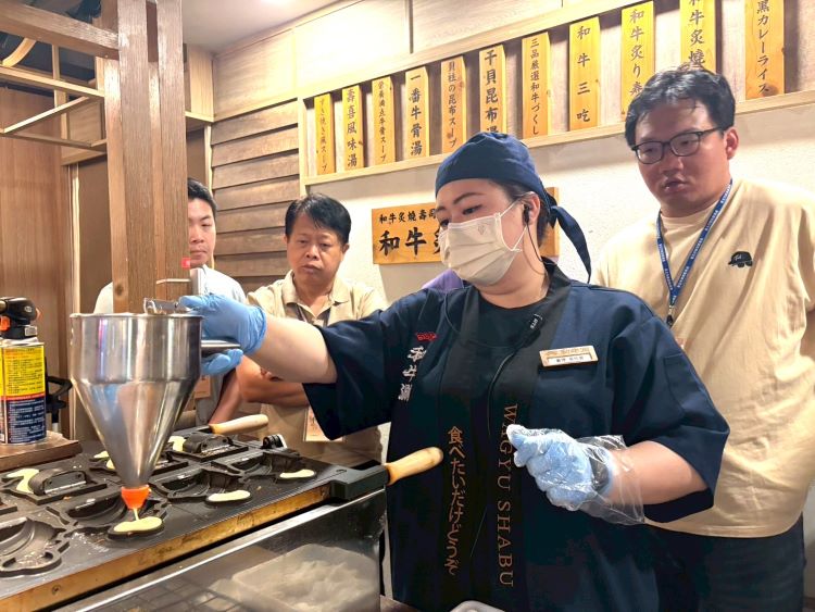 《圖說》王品集團門市夥伴示範餐點製作及現場服務流程，讓退除役官兵實地認識餐飲服務產業工作內容。〈新北榮服處提供〉