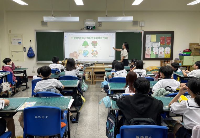 《圖說》課程開始透過土石流大規模崩塌影片開場，帶領學生認識山坡地保育及防災減災的知識。〈農業局提供〉