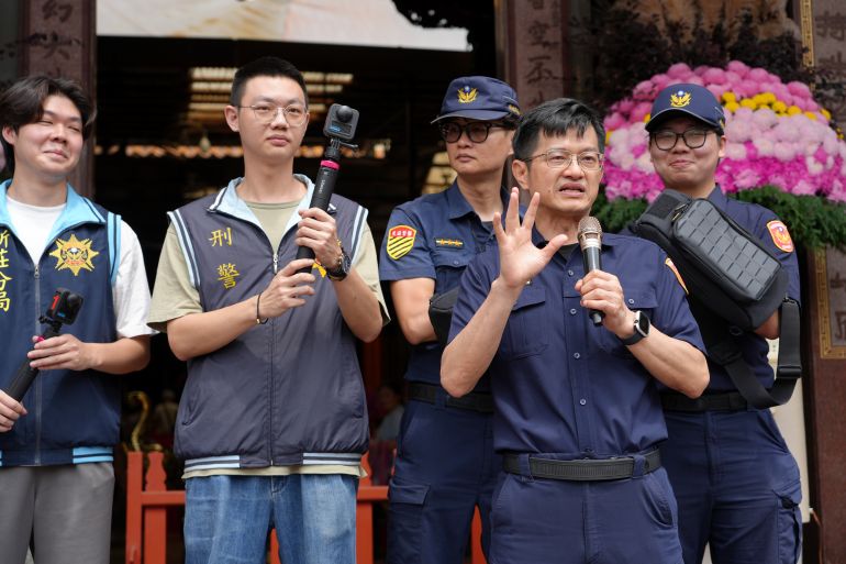 《圖說》分局長陳保緒勤務前現地勘查高風險設置及要求改正，並強調「暴力零容忍」，確保地方治安及民眾安全。〈新莊分局提供〉